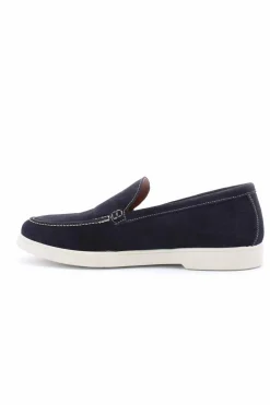 Mocassini in pelle scamosciata.