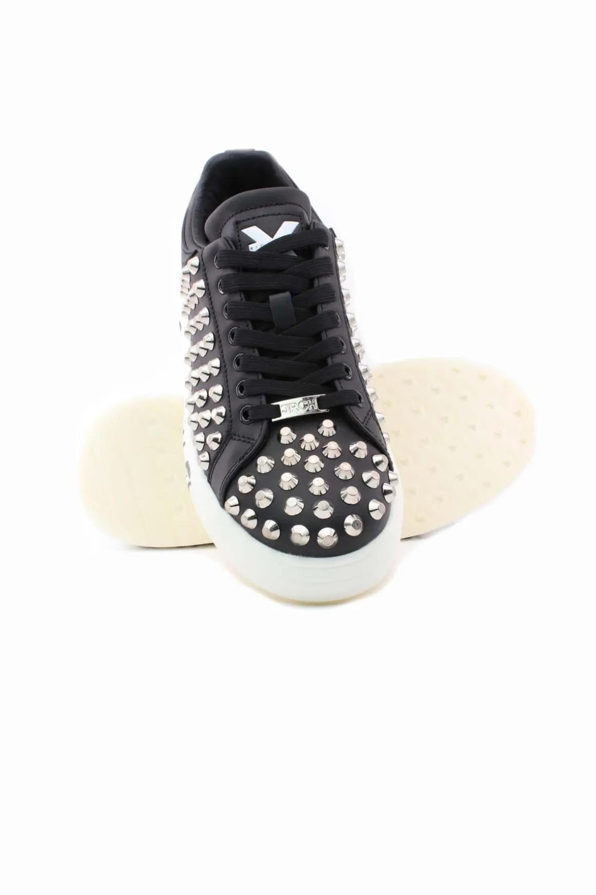 Sneakers con borchie e suola firmata